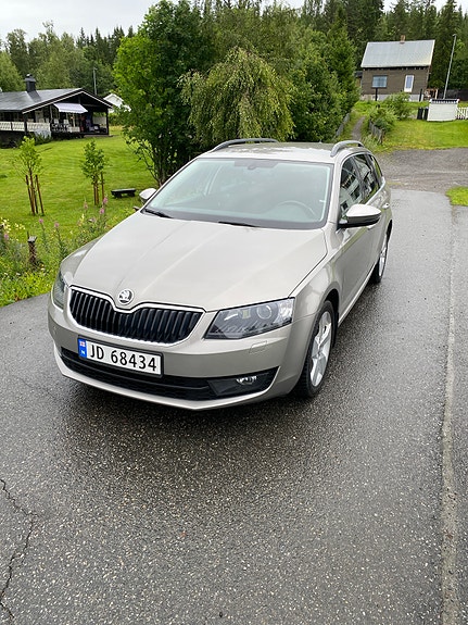 Skoda Octavia 2 of 5