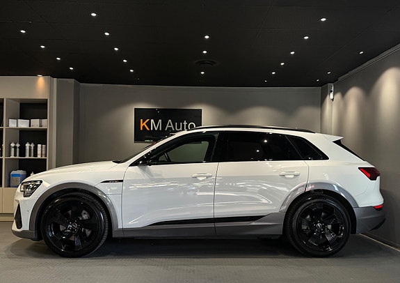 Audi e-tron 4 of 5