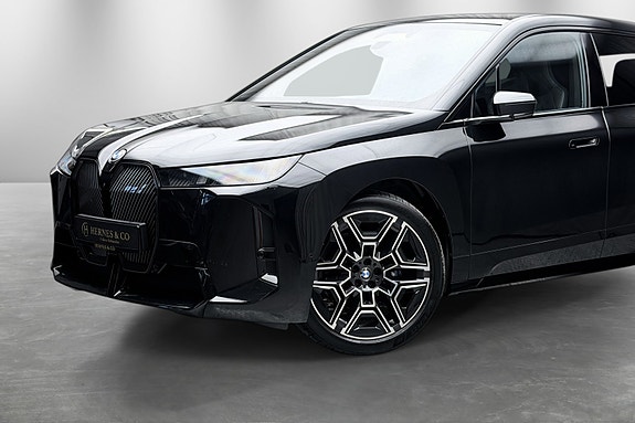 BMW iX 2 of 5