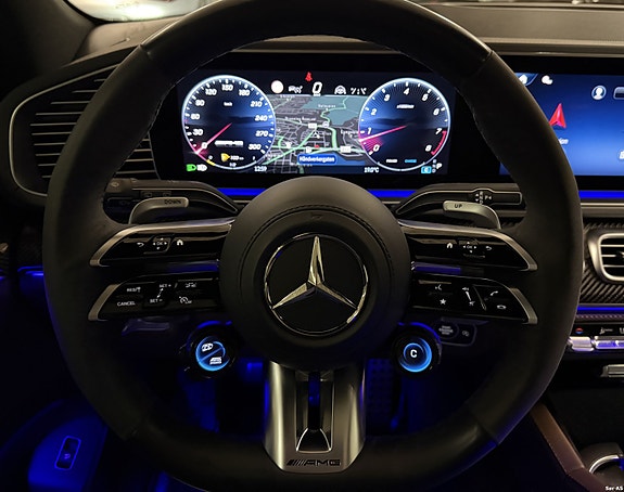 Mercedes-Benz GLS63 22 of 28