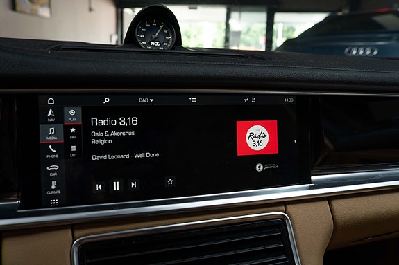 Porsche Panamera 4 17 of 30