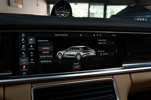 Porsche Panamera 4 18 of 30