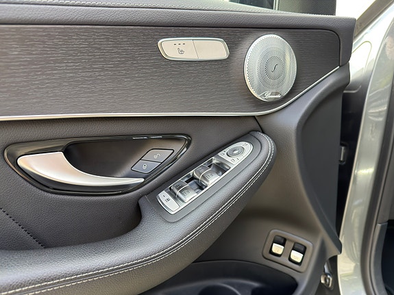 Mercedes-Benz GLC300 e 17 of 30