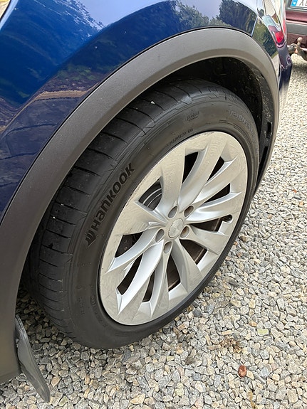Tesla Model X 8 of 9