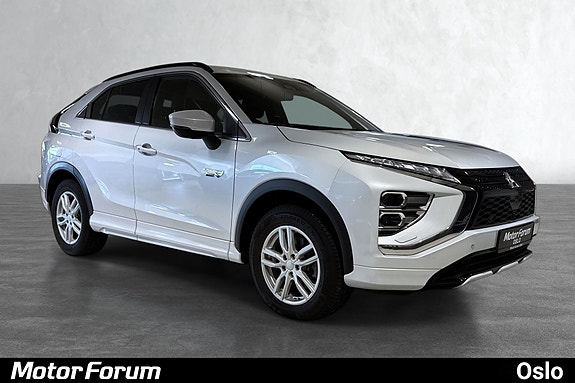 Sporty front og aerodynamisk design med takskinner for ekstra lagring.