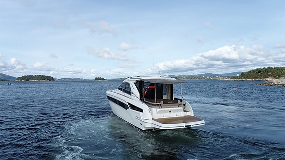 Bavaria Sport 400 Coupé 2015 | Joystick | 500 timer | Thruster forut/akterut 6 of 30