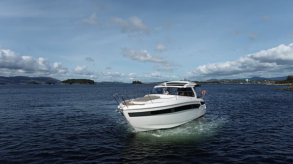 Bavaria Sport 400 Coupé 2015 | Joystick | 500 timer | Thruster forut/akterut 11 of 30