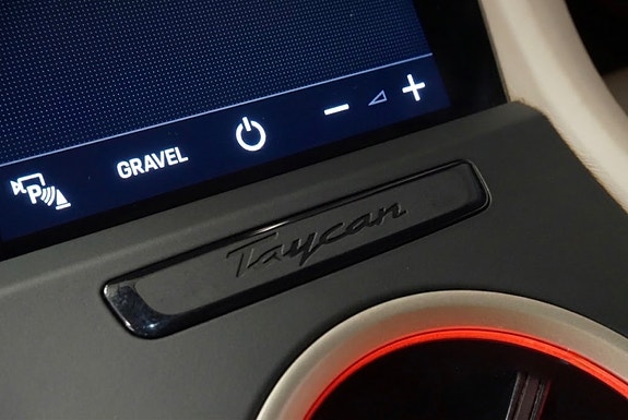 Porsche Taycan Cross Turismo 28 of 30