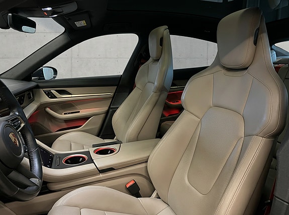 Porsche Taycan Cross Turismo 29 of 30