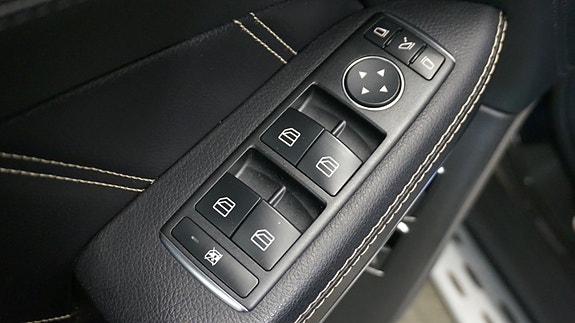 Mercedes-Benz GLS63 12 of 30