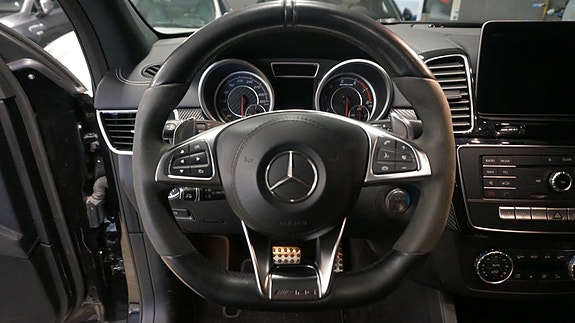 Mercedes-Benz GLS63 18 of 30