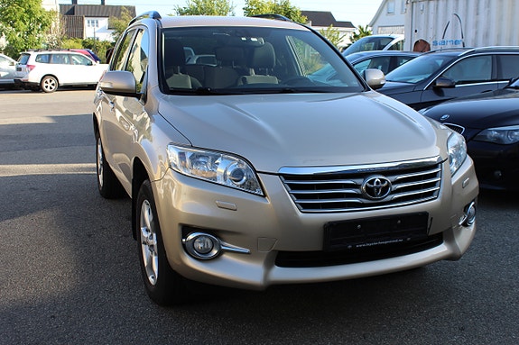 Toyota RAV4 3 of 5