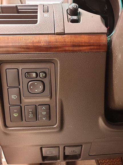Toyota Land Cruiser 27 of 30