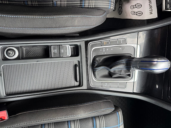 Volkswagen Golf 19 of 30