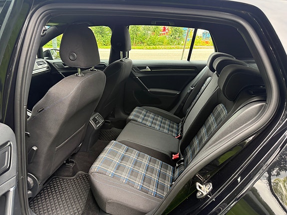 Volkswagen Golf 25 of 30