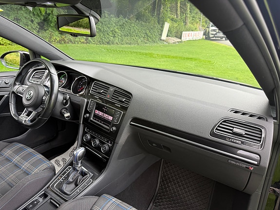 Volkswagen Golf 27 of 30