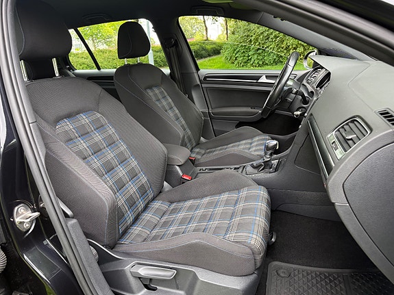 Volkswagen Golf 28 of 30