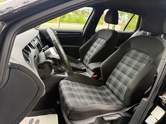 Volkswagen Golf 24 of 30
