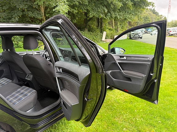 Volkswagen Golf 30 of 30