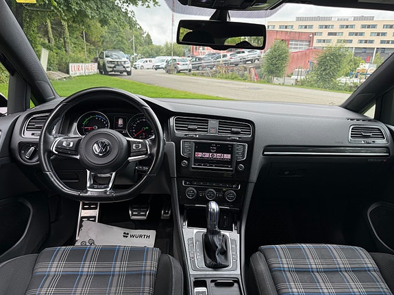 Volkswagen Golf 21 of 30