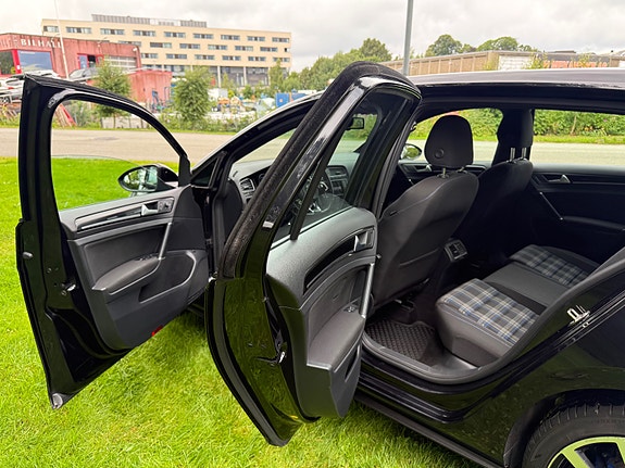 Volkswagen Golf 26 of 30
