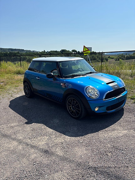 MINI Cooper S 2 of 5