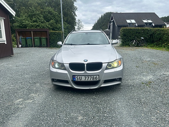 BMW 320d 2 of 5