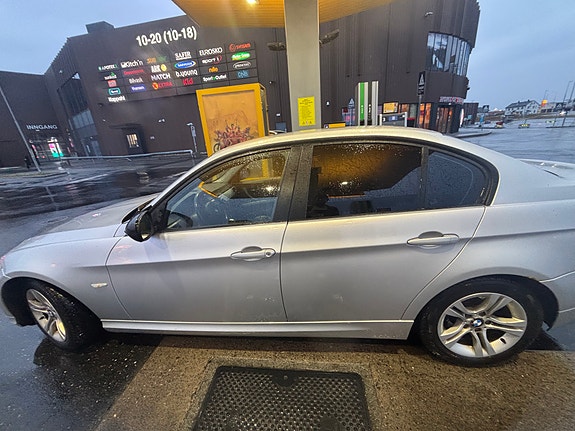 BMW 318d 2 of 5
