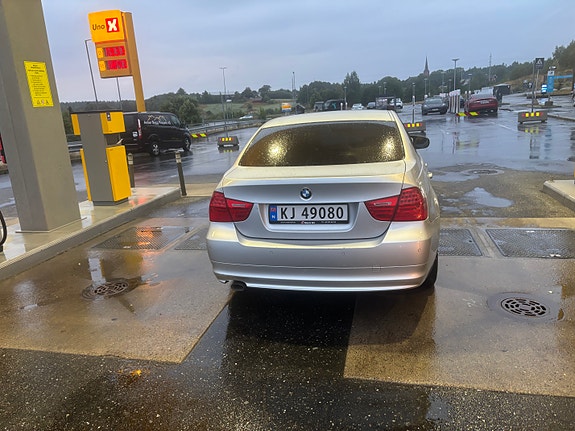 BMW 318d 3 of 5