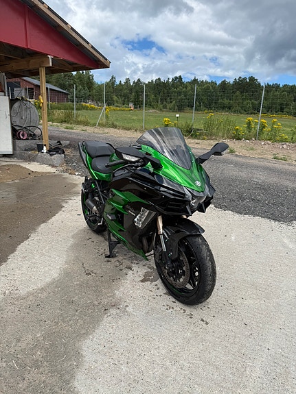 Kawasaki Ninja H2 SX SE 2 of 14