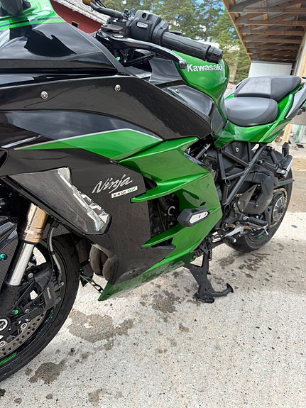 Kawasaki Ninja H2 SX SE 9 of 14