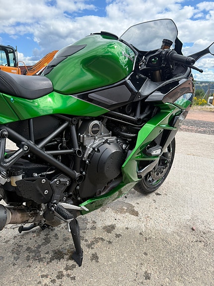 Kawasaki Ninja H2 SX SE 11 of 14