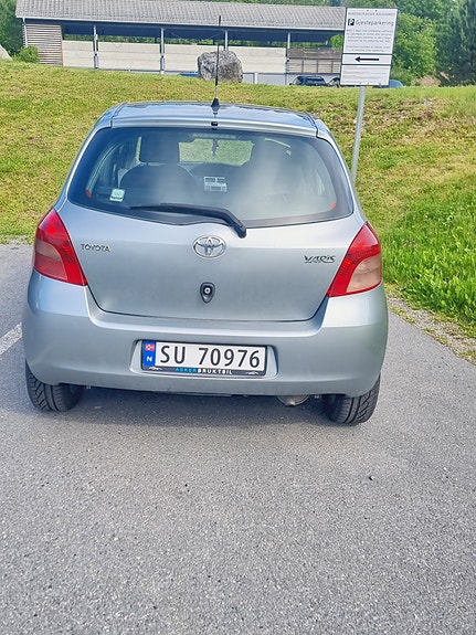 Toyota Yaris 4 of 5