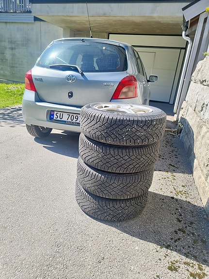 Toyota Yaris 3 of 5