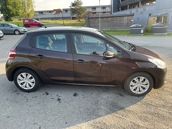 Peugeot 208 4 of 16