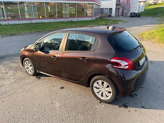 Peugeot 208 8 of 16