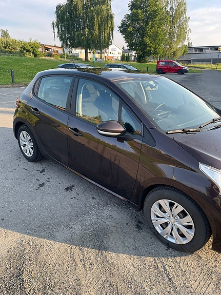 Peugeot 208 3 of 16