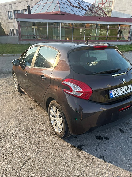 Peugeot 208 7 of 16