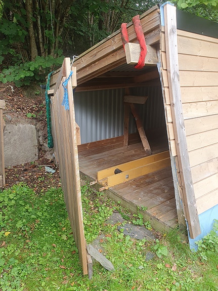 Robåt "Geitbåt" 17 fot og et flyttbart naust. Og et eldre hvitt naust selges. 5 of 12