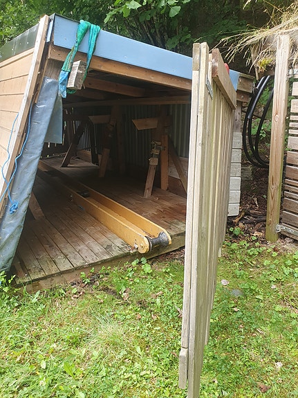 Robåt "Geitbåt" 17 fot og et flyttbart naust. Og et eldre hvitt naust selges. 7 of 12