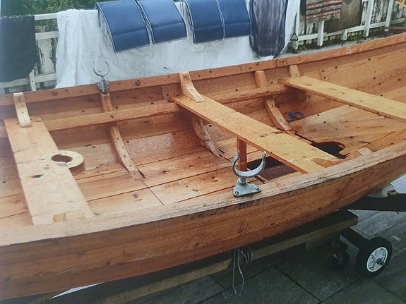 Robåt "Geitbåt" 17 fot og et flyttbart naust. Og et eldre hvitt naust selges. 2 of 12