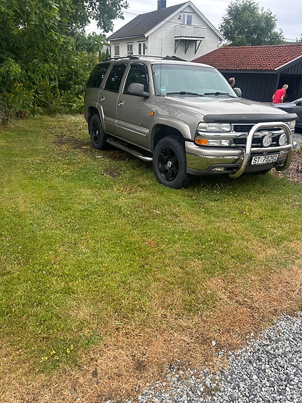 Chevrolet Tahoe 2 of 5
