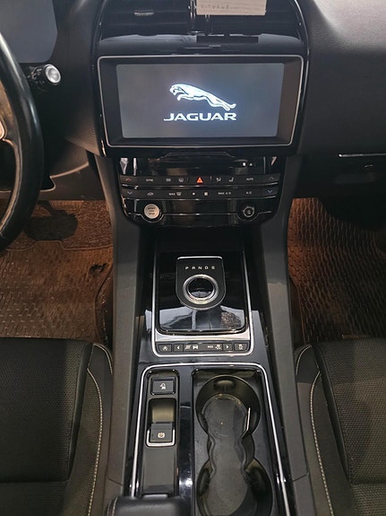 Jaguar F-PACE 17 of 24
