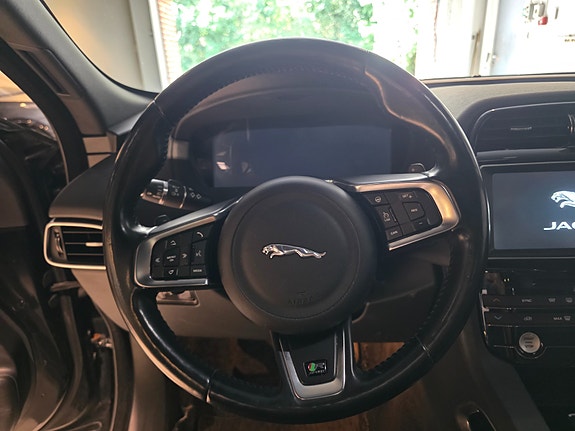 Jaguar F-PACE 18 of 24
