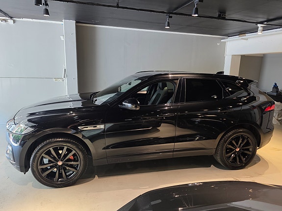 Jaguar F-PACE 2 of 5