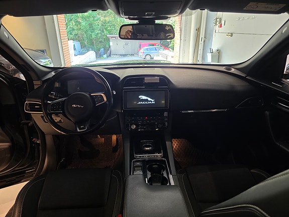 Jaguar F-PACE 16 of 24