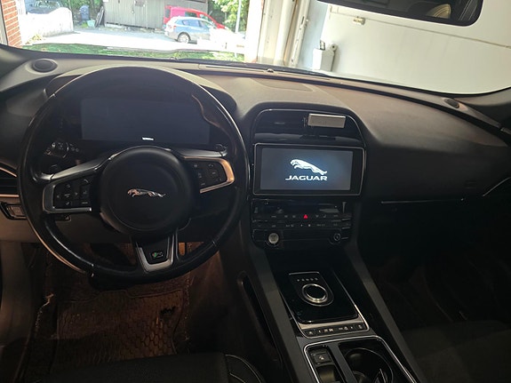 Jaguar F-PACE 15 of 24
