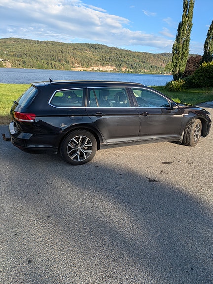 Volkswagen Passat 2 of 13