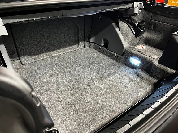 BMW 320i 19 of 30