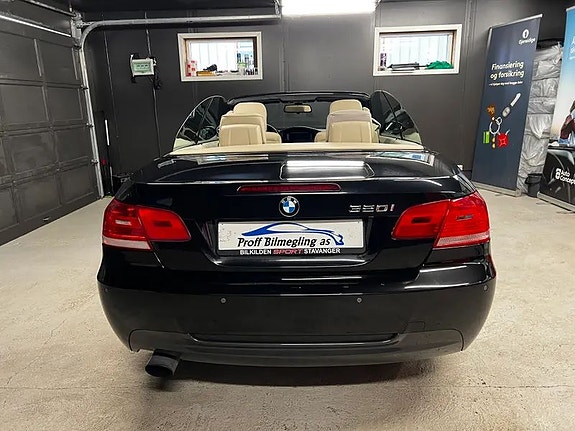 BMW 320i 17 of 30